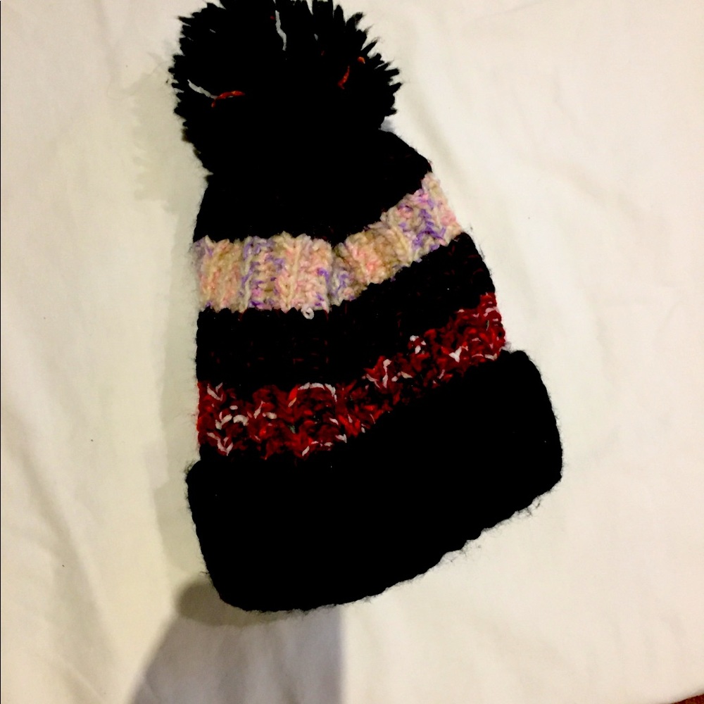 Hat in excellent conditions, color red with black